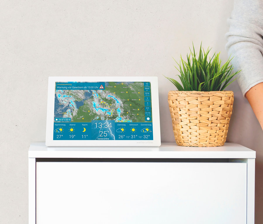 WetterOnline WLAN-Wetter Display Home 3 mit Premium-Wetterdaten auf einem weißen Tisch neben einer Pflanze.
