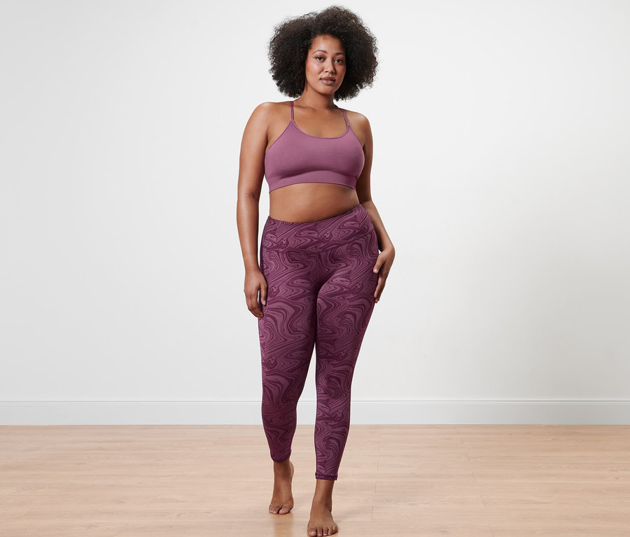 Frau posiert in Seamless-Sport-Bustier und 7/8-Sporttight.