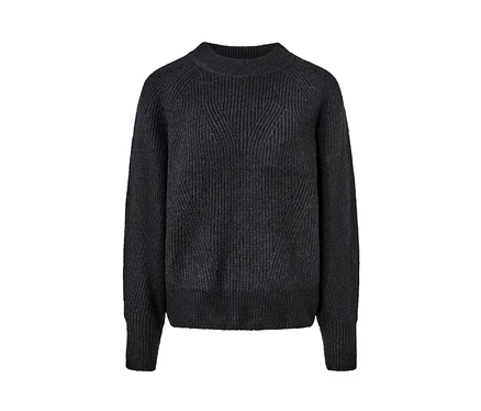 Detailaufnahme eines schwarzen Strickpullovers.