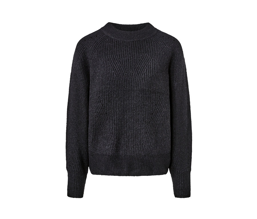 Detailaufnahme eines schwarzen Strickpullovers.