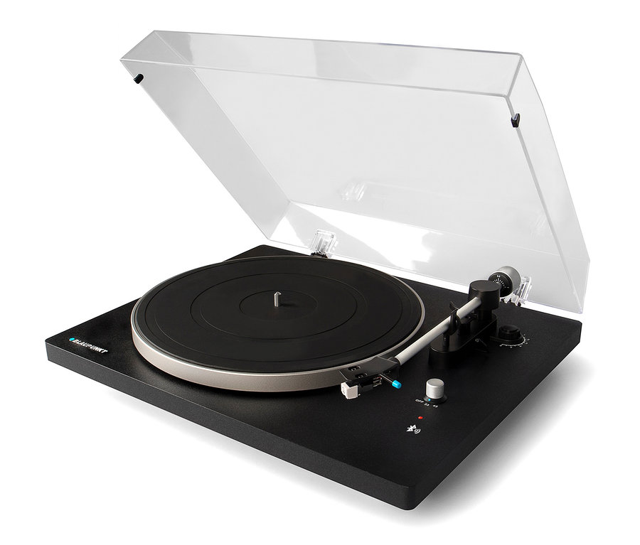 Schwarzer Plattenspieler mit transparenter Abdeckung. Zu sehen ist der Blaupunkt Plattenspieler »TT 100 TX«