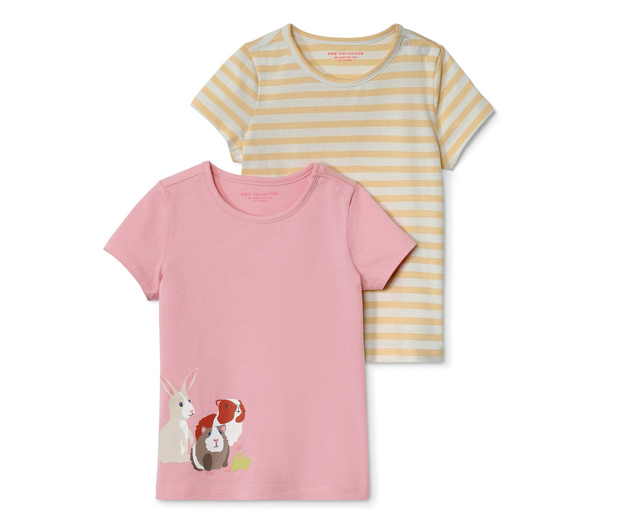 Zwei Kleinkind-T-Shirts: ein rosafarbenes mit Tierprint und ein gelb-weiß gestreiftes.