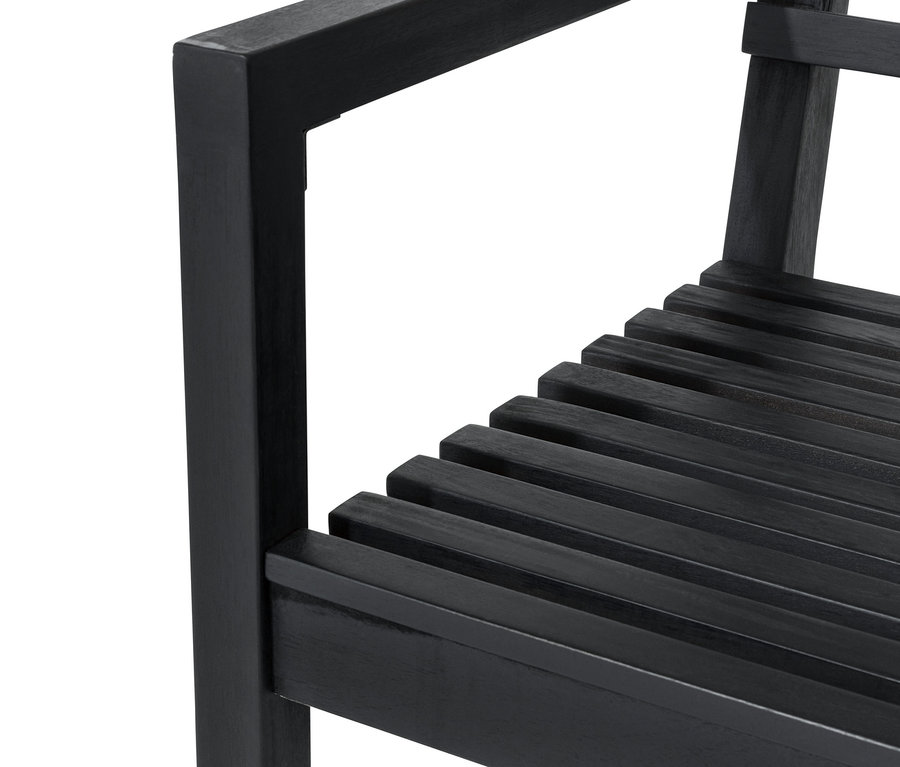 Detailansicht einer Gartenbank mit Armlehne.