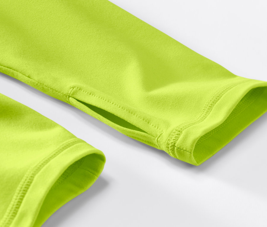 Detailaufnahme eines neonlimefarbenen Thermo-Funktionsshirts mit Daumenloch.