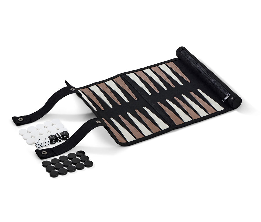 Ein aufgerolltes Backgammon-Spiel mit schwarzer Hülle, weißen und schwarzen Spielsteinen und Würfeln.