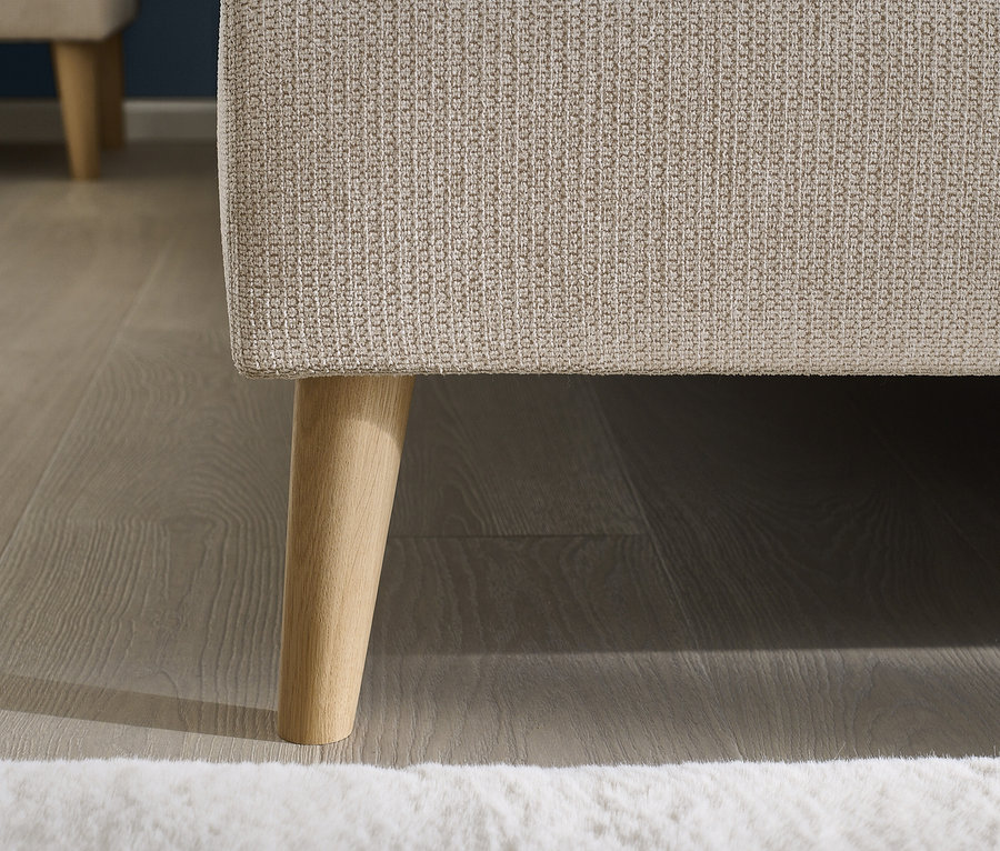 Detailansicht eines DOMO collection Boxspringbetts mit festem Kopfteil und Holzfüßen.