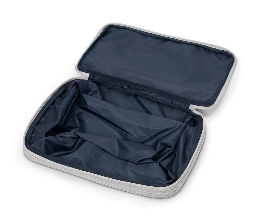 Geöffnete Kompressionstasche.