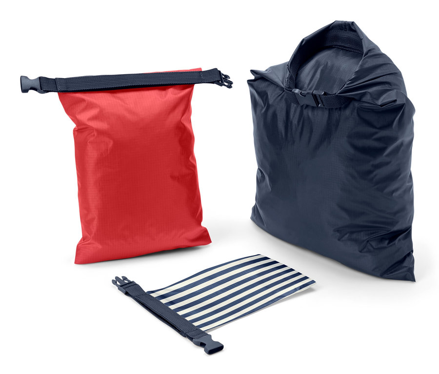 Ein roter, ein blauer und ein blau-weiss gestreifter wasserdichter Packsack, zusammengerollt auf weissem Hintergrund.