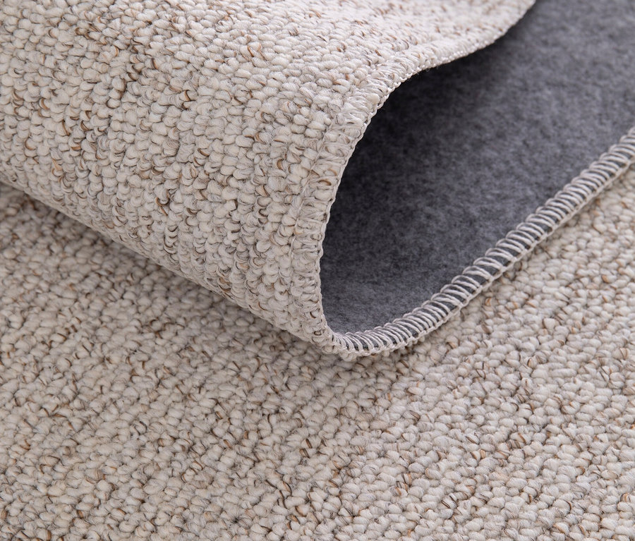 Nahaufnahme eines creme-anthrazitfarbenen Teppichs.