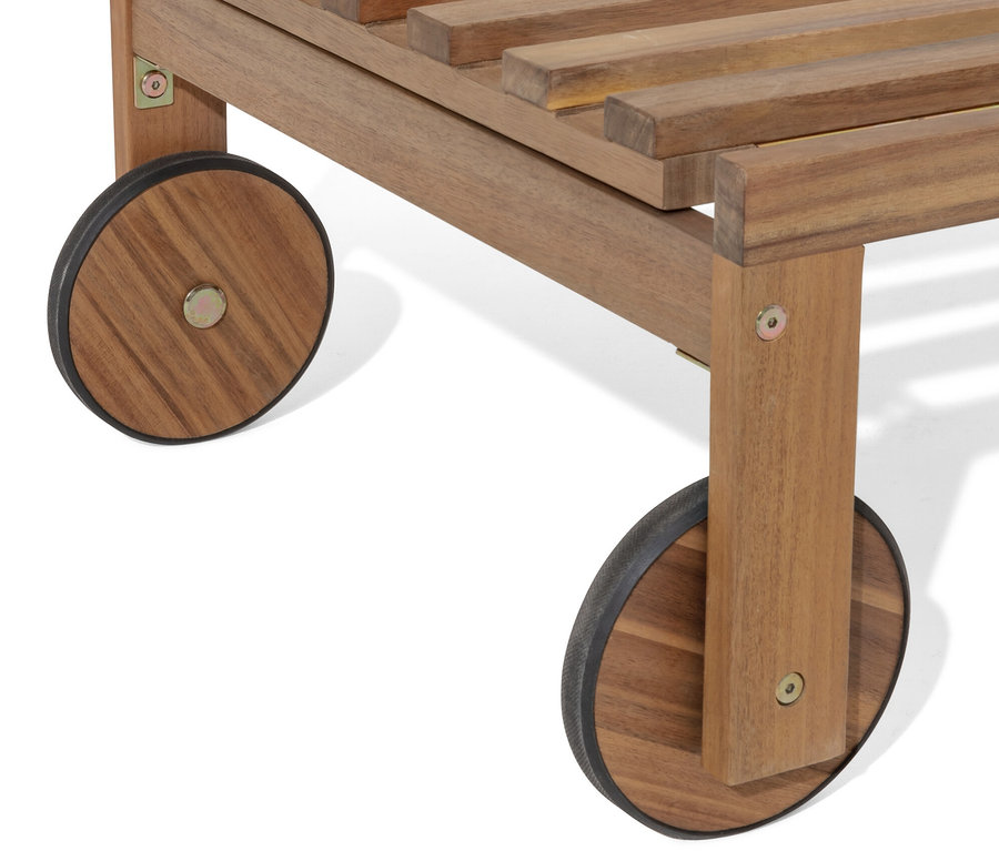 Detailansicht einer ausziehbaren Liege mit Rädern.