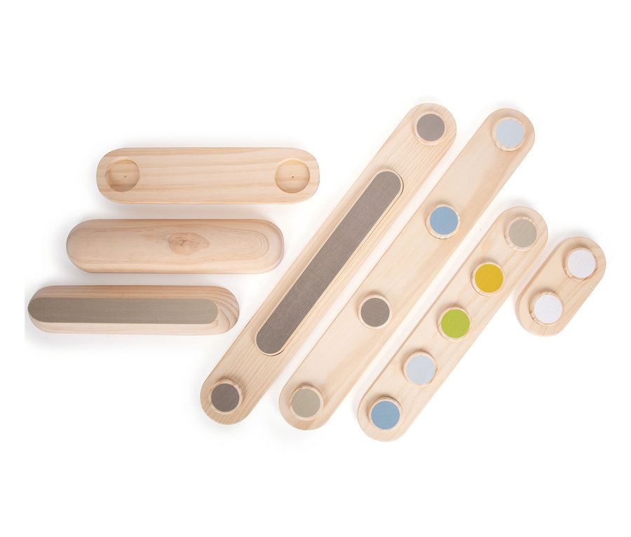 Mehrere small foot Balancierstege »Adventure« in verschiedenen Größen und Farben auf weißem Hintergrund.