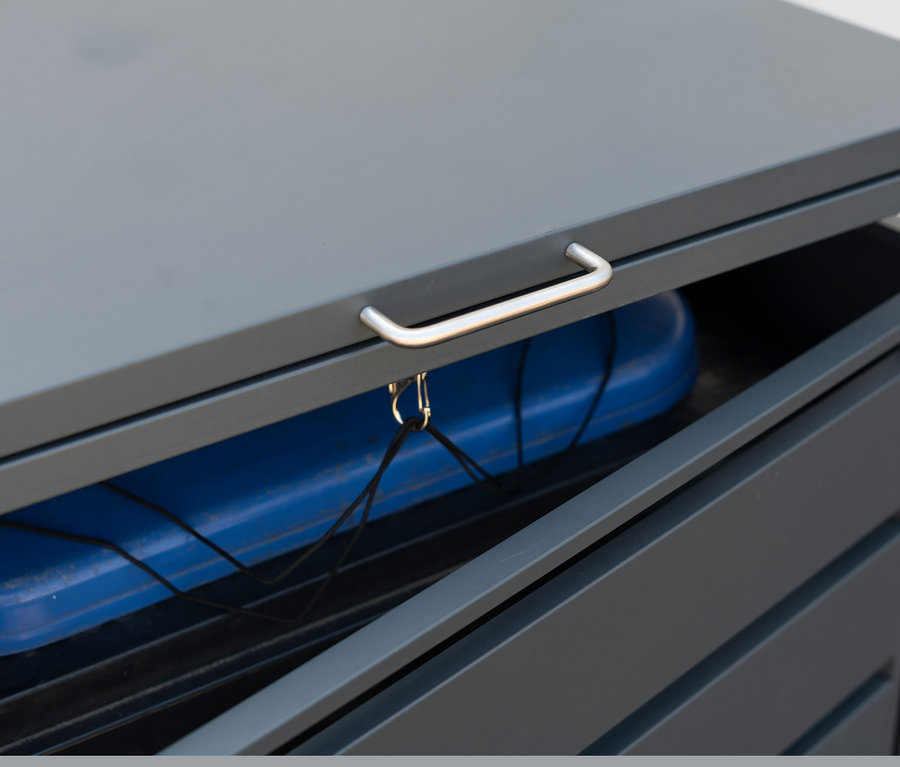 Teilweise geöffnete Mülltonnenbox, Stahl, mit einem blauen Behälter im Inneren.