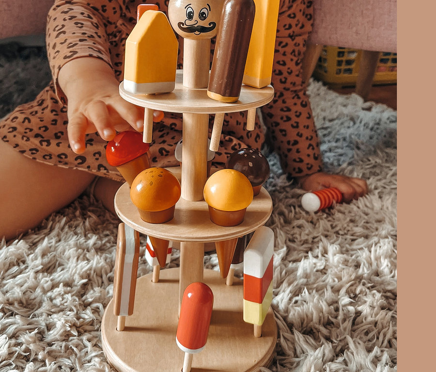 Kind spielt mit small foot Eisständer »Luigi Gelato« aus Holz.