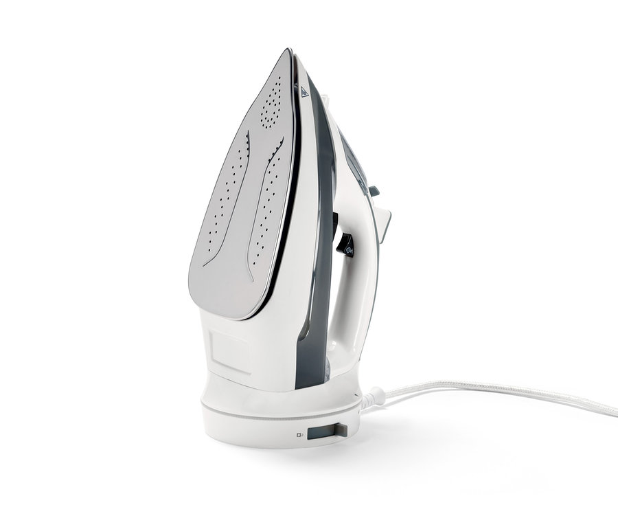 Detailaufnahme eines kabellosen Dampfbügeleisens in Weiß und Grau mit Kabel.