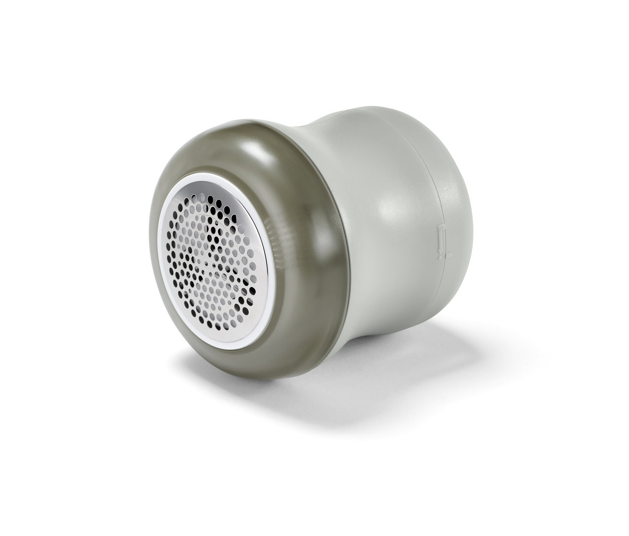 Ein grauer Fusselrasierer auf weißem Hintergrund.