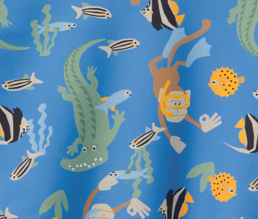 Blaues Kinder-Shirt mit UV-Schutzfaktor 80, bedruckt mit Krokodilen, Affen und Fischen.