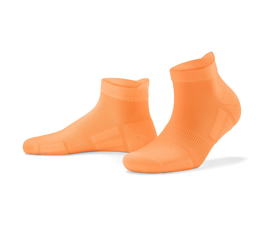 Zwei orangefarbene 3 Paar Profi-Laufsocken, farbig, auf weißem Hintergrund.