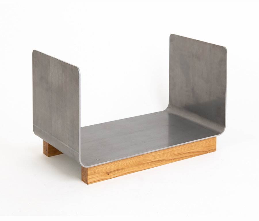 Ein Kaminholzregal mit einem Holzsockel auf einem weißen Hintergrund.