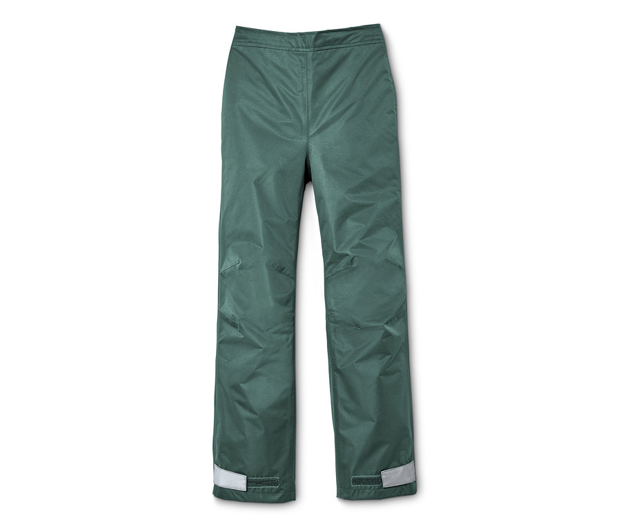 Eine grüne Kinder-Regenhose liegt auf einem weißen Hintergrund.