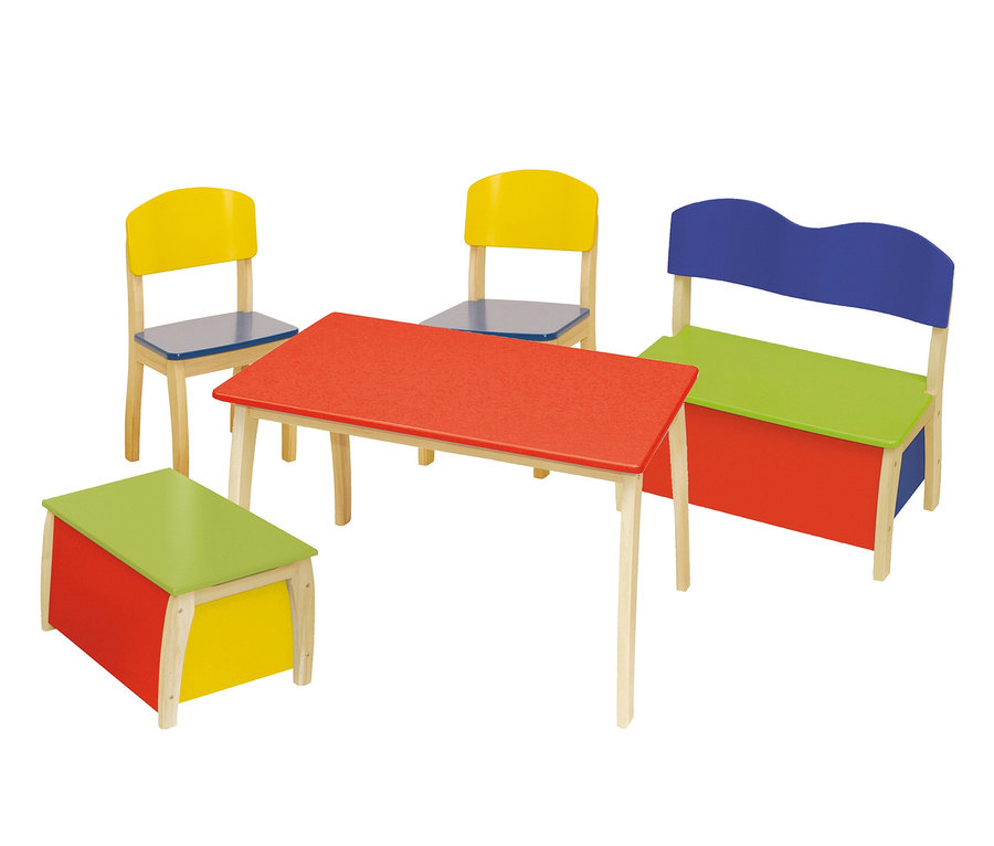 Ein roter Tisch, zwei gelbe roba Kinderstühle und eine roba Kindertruhenbank in Rot, Grün und Blau.