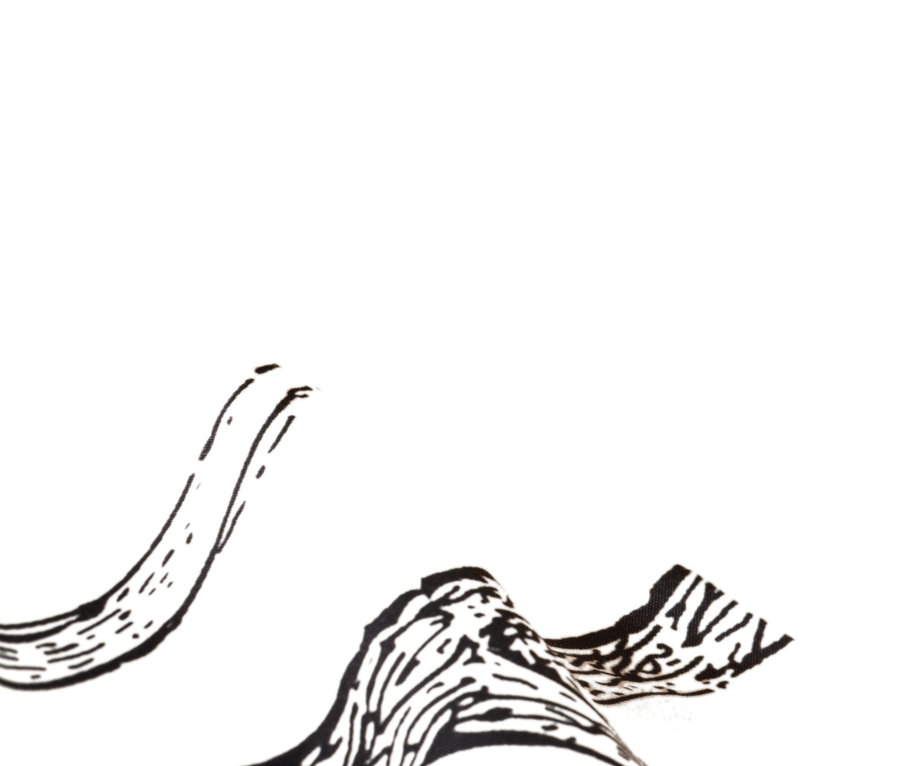 Detailaufnahme von Microfaser-Bettwäsche mit Hirschmotiv.