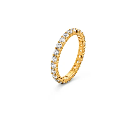 Nahaufnahme eines goldenen Rings mit klaren Steinen. 925 Silber Ring Memory vergoldet