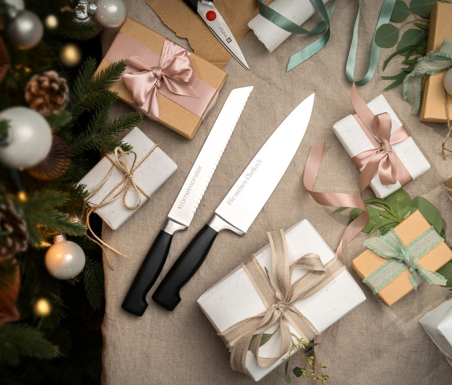 ZWILLING Brotmesser, Geschenke und Weihnachtsbaum auf einem Tisch.
