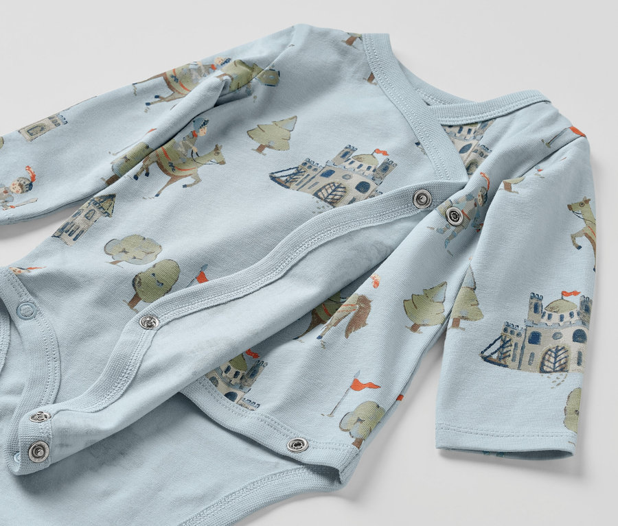 Detailansicht von hellblauen 5 Baby-Bodys mit Mitwachsfunktion, Ritter Motiv.
