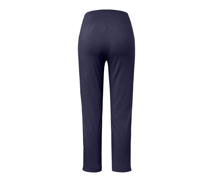 Detailansicht der Rückseite einer dunkelblauen 7/8-Stretchhose.