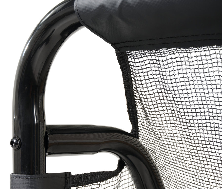 Detail einer Ecke des schwarzen EXIT Coppa Fußballtors mit schwarzem Netz.