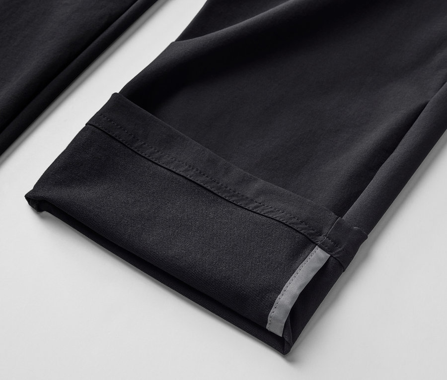 Detailaufnahme einer schwarzen Softshellhose.