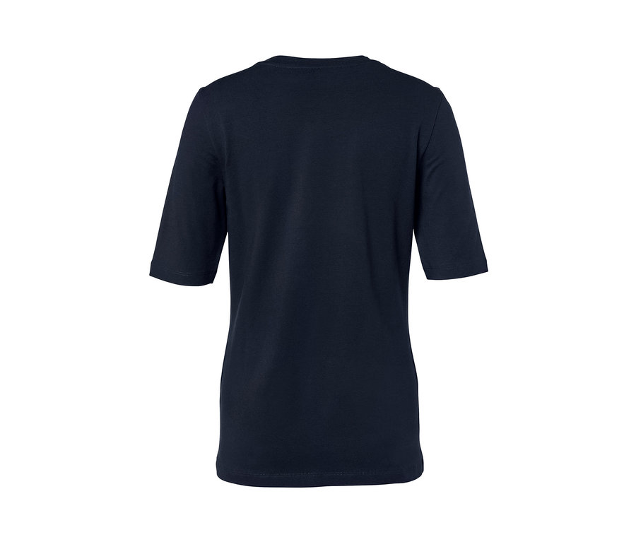 Dunkelblaues Halbarmshirt.