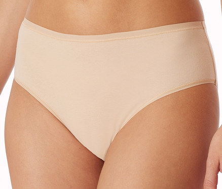 Nahaufnahme einer Person, die sandfarbene SCHIESSER Hipster trägt, sichtbar von der Taille bis zu den Oberschenkeln.