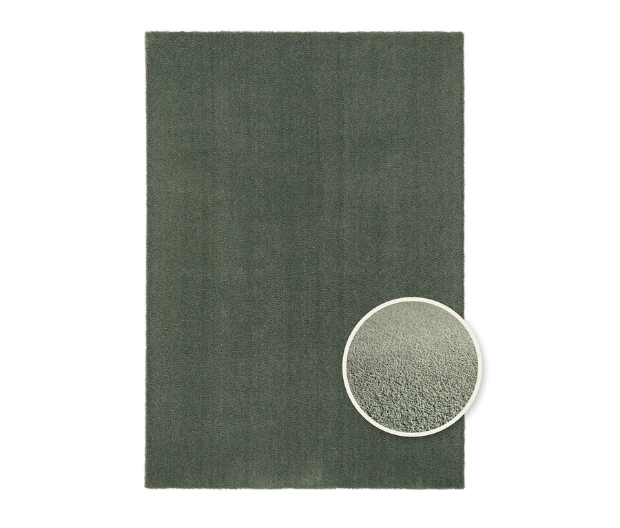 Ein grüner Teppich »Mellow« mit einer Detailansicht der Textur.