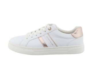 Nahaufnahme eines weißen Tom Tailor Sneakers aus PU mit weißen und goldenen Elementen.