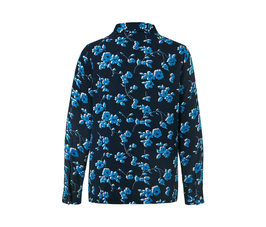 Detailansicht der Rückseite einer Bluse mit Alloverprint aus blauen Blumen.