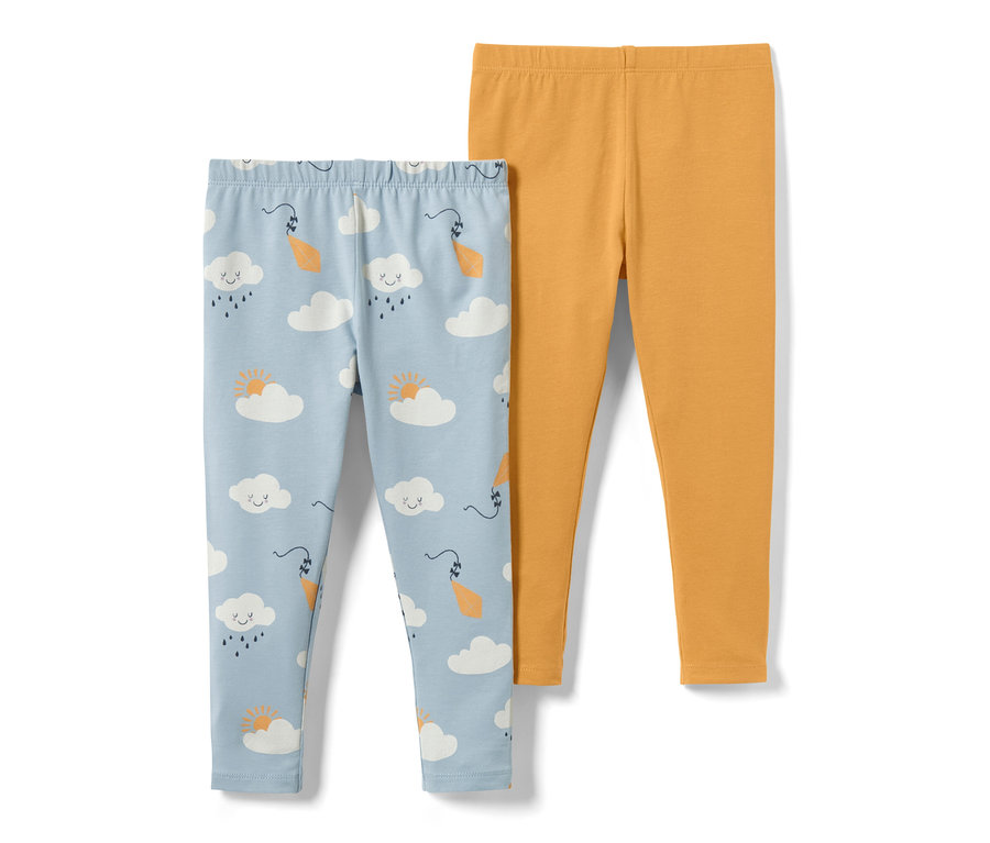 Zwei Kleinkinder-Leggings: eine hellblaue mit Wolken-, Sonnen- und Regenmuster, eine gelbe.