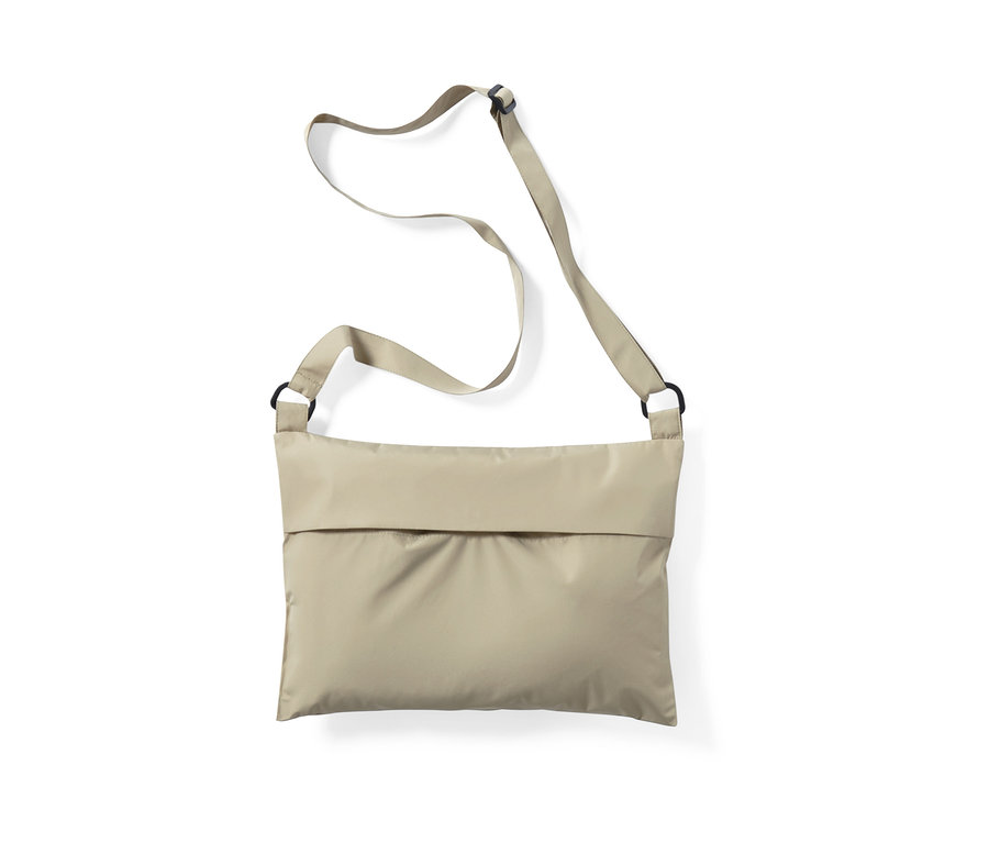 Beige Umhängetasche mit Schultergurt.