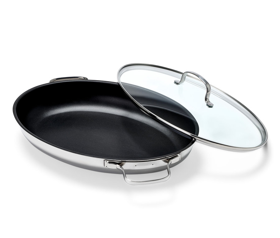 Edelstahl Servier- und Fischpfanne mit schwarzer Innenseite und Glasdeckel.