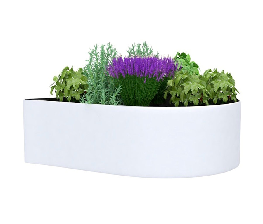 Weißes Hochbeet mit lila Blumen und grünen Pflanzen.