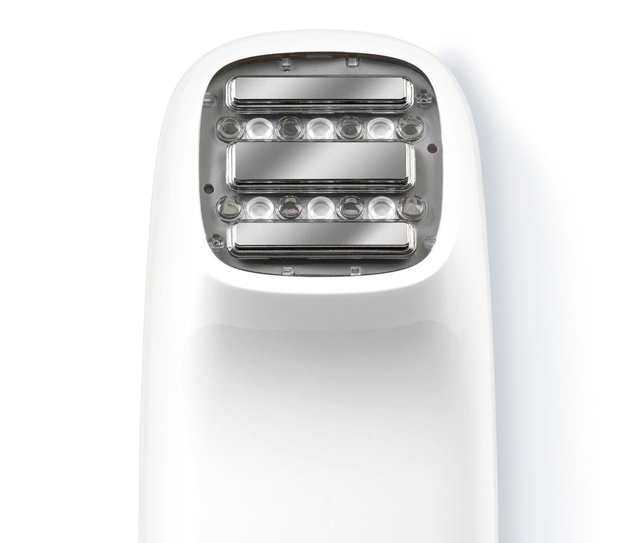 Detailaufnahme eines weißen Silk'n FaceTite Prestige mit Metall- und Lichtelementen auf weißem Hintergrund.
