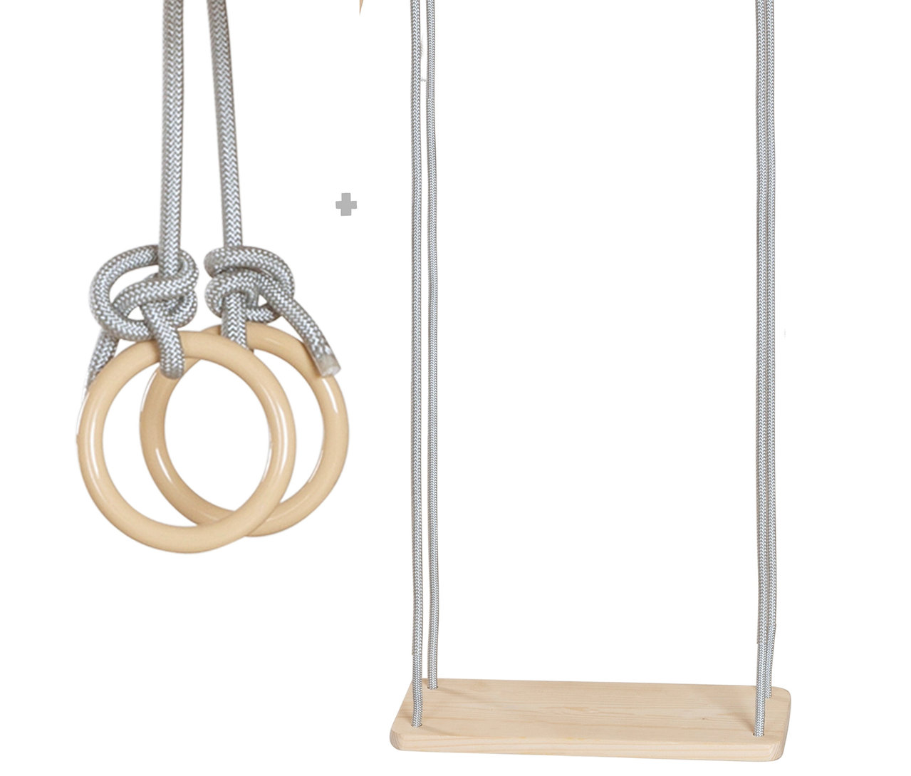 Holzschaukel und Turnringe des roba Indoor-Spielturms hängen an Seilen.