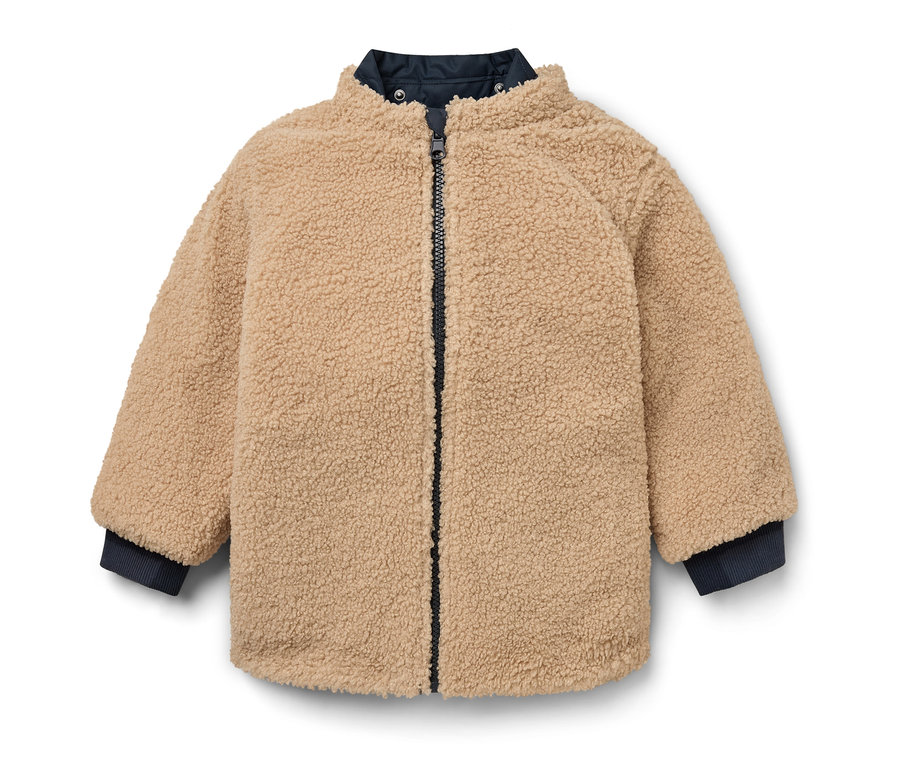 Beige Teddyjacke mit Reißverschluss in der Mitte.