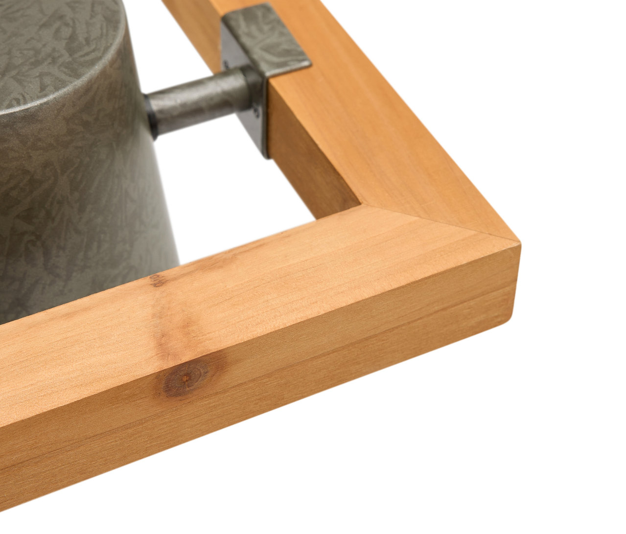 Detailaufnahme eines Rahmens mit einem Metalleimer.