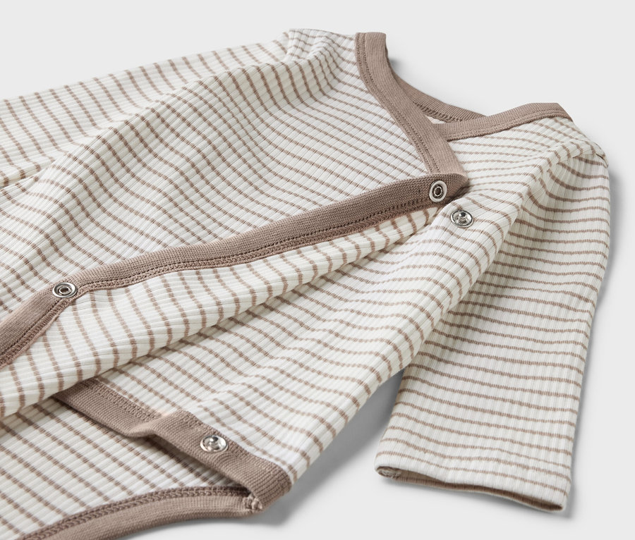 Gestreifter Langarmbody aus dem 3-teiligen Baby-Set mit Druckknopfverschluss.