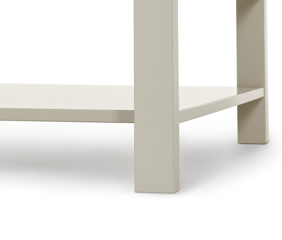 Detailansicht eines Couchtischs mit Glasplatte.