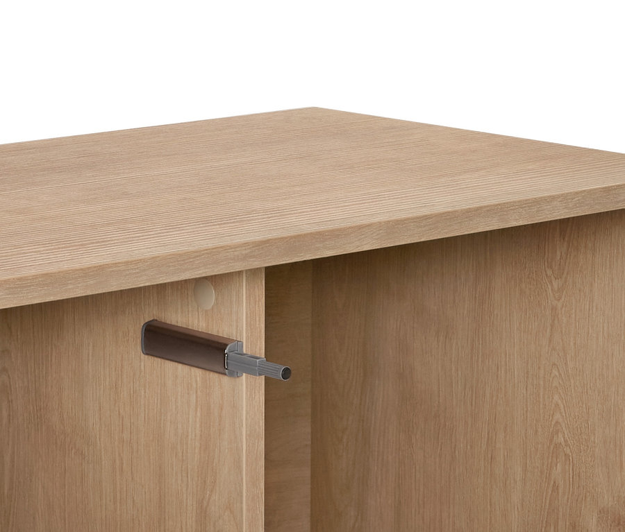 Detailansicht des Regalmoduls »Flemming« (ca. 75 x 37,5 cm) mit Klappe in Eichendekor.