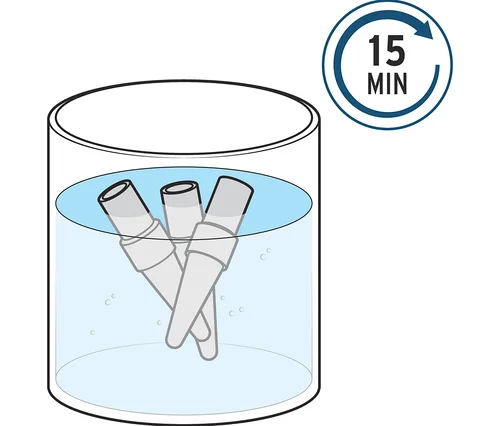 Drei Bewässerungshelfer liegen in einem mit Wasser gefüllten Glas.