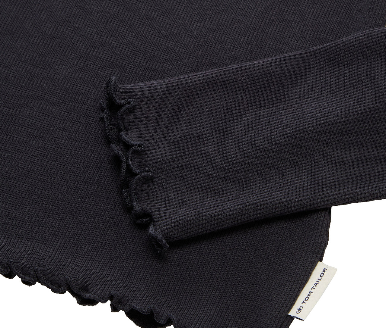 Detailansicht eines gerippten, schwarzen Langarmshirts mit dekorativem Saum.