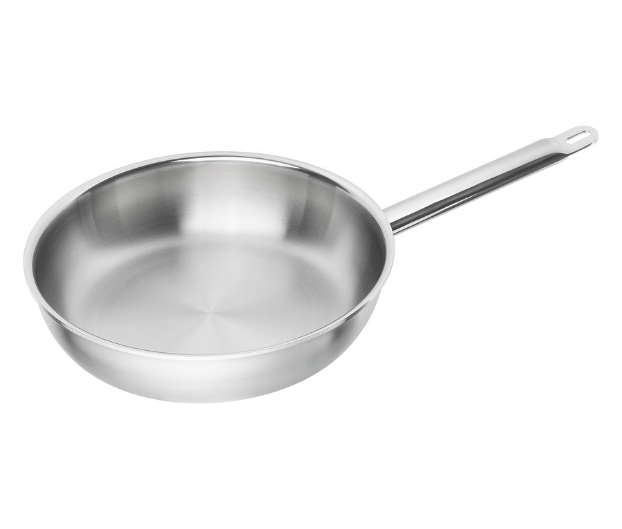 Eine Edelstahlbratpfanne mit langem Griff.